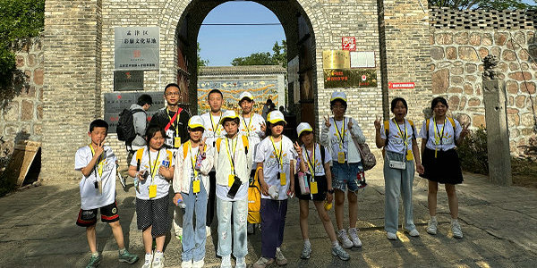 小伦敦研学营学习唐三彩制作技艺