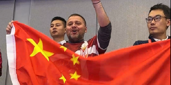 小伦敦外教Milan举中国国旗助威 引发媒体关注