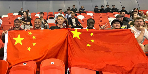 6：0！中国大胜印尼，小伦敦国际教师举五星红旗现场助威引媒体关注