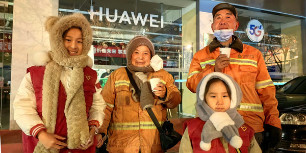 冬至凌晨4:30！小伦敦星光童行志愿者用一杯热姜茶温暖青城人