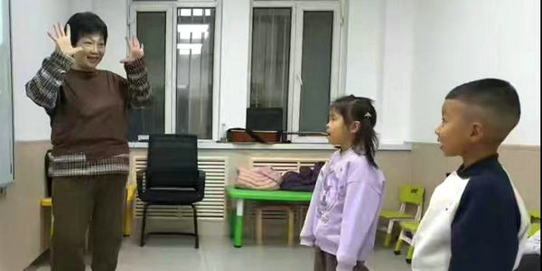 党建引领・榜样同行 | 梅：以爱为舵，领航中国孩子温暖求学路