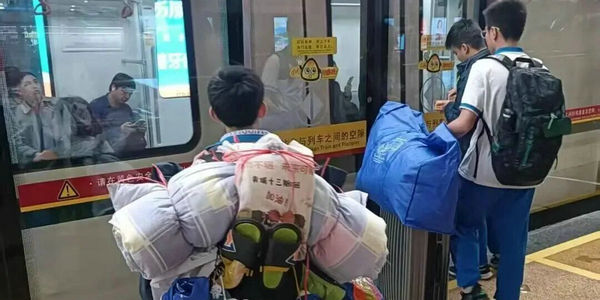 初中小孩哥，用一个背影征服网友！