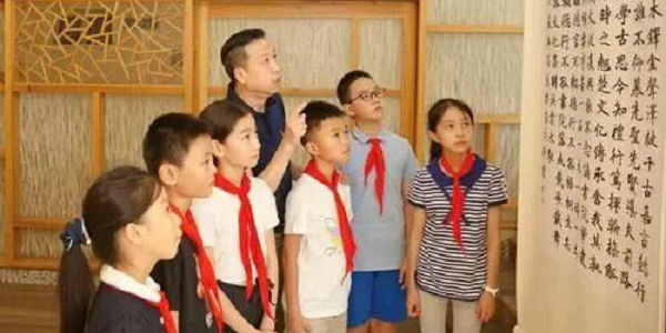 代表委员履职故事 | 聚焦家校社协同，他努力打破学校教育的“围墙”