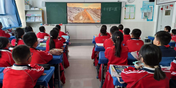 长城两边皆故乡——呼和浩特市中小学生同上思政“开学第一课”